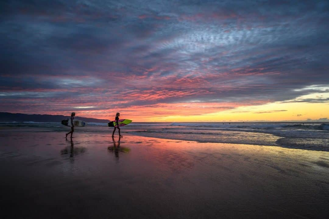 National Geographic Travelさんのインスタグラム写真 - (National Geographic TravelInstagram)「Photo by @michaelclarkphoto | Erin Brooks (right) and Maxi Rosano (left) making the most of the day catching waves at last night on the north shore of Oahu, Hawaii. #surfing #oahu #northshore #hawaii」3月24日 13時06分 - natgeotravel