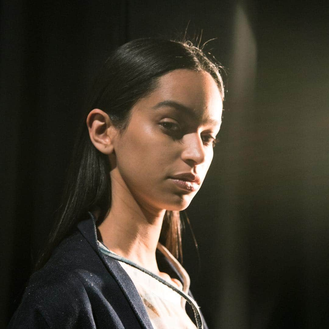 資生堂 さんのインスタグラム写真 - (資生堂 Instagram)「Tokyo Fashion Week  WISHARAWISH @wisharawish  #tokyofashionweek #aw19  backstage hair and makeup  by @shiseido_hma  #headmakeupartist by @_itore_  #headhairstylist by @joji.taniguchi  #photo by @mayumi_hosokura  @shiseido  #beautyreimagined  #visiblefeelsinvisible  @shiseidopro_jpn  @shiseidopro_official  #shiseidoprofessional  #backstagemakeup  #backstagehairstyle  #fashion #fashionphotography  #fashionweek」3月24日 13時12分 - shiseido_hma