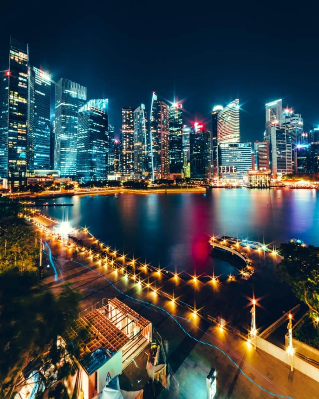 Canon Asiaのインスタグラム：「“Explored the city and decided to snap a photo of the city lights from a vantage point at the Marina Bay Sands, Singapore. The view depicts our city skyline and the beautiful lights at night.” • Add an accent to your night photography photos by including starbursts in your shot, just like what Zhengheng94_ on My Canon Story has done in his! All you have to do is to adjust your aperture to something narrow and you'll be capturing long streak starbursts in no time✨. • 📷 Image by Zhengheng94_ on My Canon Story using the Canon EOS 6D Mark II | ISO 100 | 181s  Want your photos to be featured too? Tag them with #canonasia or submit them on My Canon Story, link in bio!  #canonasia #photography #canonphotography #canonphotographers #canonphotographer #canonphotograph #igsg #Singapore #nightphotography #skylinephotography #cityphotography」