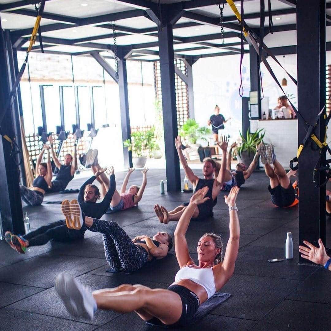 マイケル・クリムさんのインスタグラム写真 - (マイケル・クリムInstagram)「Thoroughly enjoyed taking the “Super Saturday” workout at @canggunest yesterday. I loved how open, committed and attentive everyone was... we touched on mobility, core, strength and conditioning. #fitness #skinfitness #bali @klimbymichaelklim 📸 @akivotrubova」3月24日 13時15分 - michaelklim1