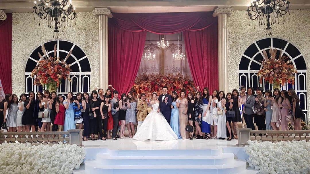 ロナ・アングラエニのインスタグラム：「Happy wedding @elnhrtnt 👰🏻🤵🏻 Semoga cepet dikasih momongan yaaa 👶🏻 #akukapan」