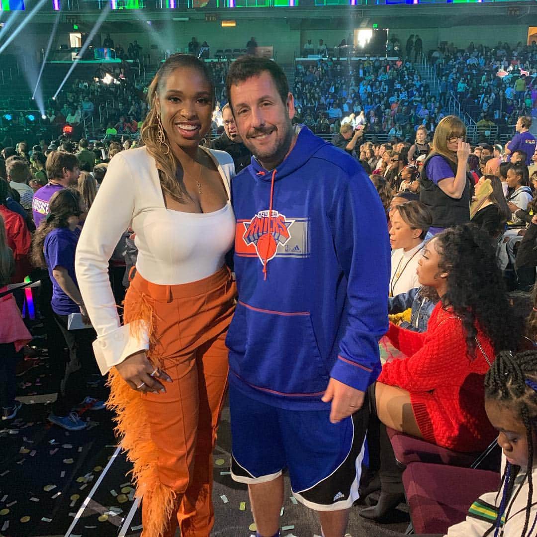 のインスタグラム：「I got to see one of my favorite people @adamsandler @kidschoiceawards_2019 #sandy #courtneyclark @netflix」