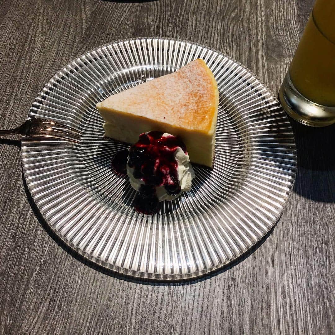 今田美奈さんのインスタグラム写真 - (今田美奈Instagram)「この前食べたチーズケーキ🧀 ケーキはあまり好きじゃないけど、たまーに本当にたまに食べたくなる🥺」3月24日 13時22分 - _minaimd.j_