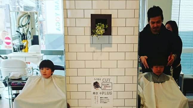 竹内弘一さんのインスタグラム写真 - (竹内弘一Instagram)「初めてカリスマに切ってもらった竹内ブラザーズ。やっぱりいけてる！男前×2になってる！親バカ(笑)持つべきものはカリスマ美容師同級生や！(笑)#thecurl #kyoto #brothers」3月24日 13時24分 - takeuchi_koichi
