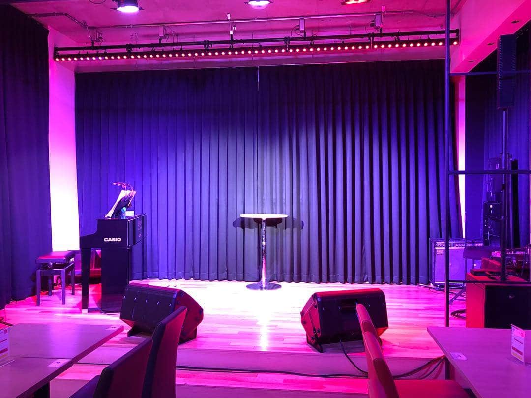 のインスタグラム：「昨日は花陽みくちゃんのLive♬にゲスト出演させていただいて、とても素敵な時間を過ごす事が出来ました。 改めて、音楽のチカラって素晴らしい👏👏👏と実感。 お客様の温かい拍手に包まれてお昼、夜の二回公演、 駆け抜けたあとは充実感と達成感⁈このLiveに関わった全ての人が笑顔に包まれていました💐 ありがとうございました✨ #銀座 #nu dish Deli & Cafe #ニューディッシュ #Live」