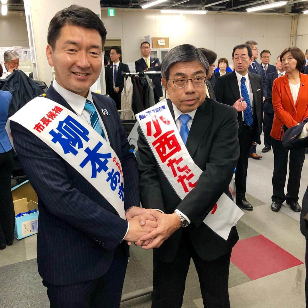 大西宏幸さんのインスタグラム写真 - (大西宏幸Instagram)「大阪知事選挙に続いて大阪市長選挙の告示日となりました。 柳本あきら大阪市長候補の清々しい出陣式の第一声を聴くと祖国日本と故郷大阪の弥栄を感じ、頼もしく思いました。  昔、大西が大阪市会議員をしていた時に大阪市の予算から八尾市に多額の年間予算が払われていたのを、大西を含めて自民党を中心に計画の一部を止めました。 その時に松◯一郎氏が大西に言った言葉は大阪市は嫌いや 潰したる。 そんな言葉でした… そんな事を言った本人が大阪市長選に立候補する。 大阪市民は舐められてるとしか言いようがありません。  我々自民党・公明党が力を合わせて 小西ただかず 大阪府知事候補 柳本あきら 大阪市長候補 4月7日 投開票日の当選に向かって猛進していきます！ #大西宏幸 #衆議院議員 #大阪市長 #市長候補 #柳本あきら #候補者 #告示日  #小西ただかず #大阪府知事候補」3月24日 13時25分 - hiroyukionishi