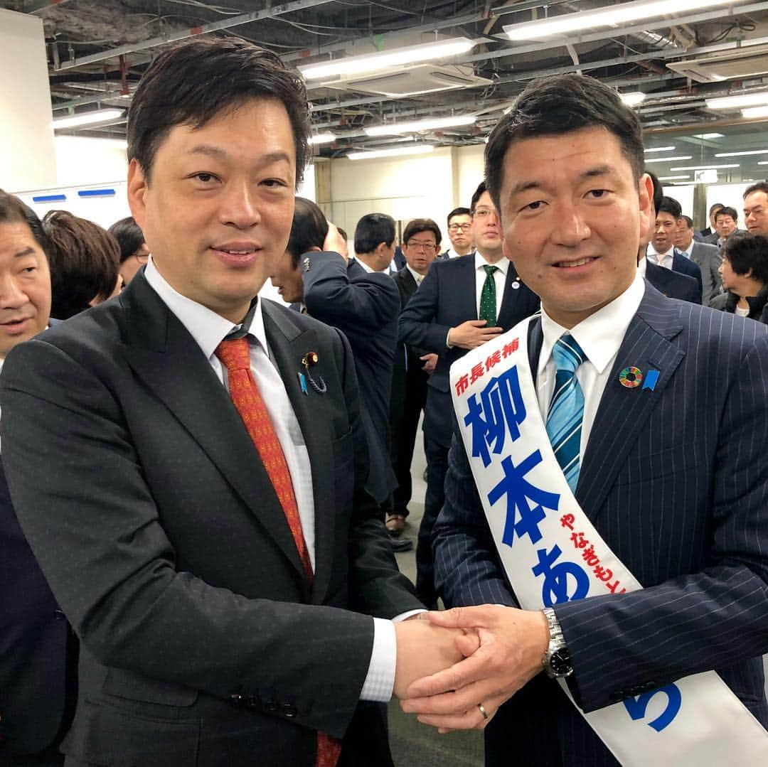 大西宏幸さんのインスタグラム写真 - (大西宏幸Instagram)「大阪知事選挙に続いて大阪市長選挙の告示日となりました。 柳本あきら大阪市長候補の清々しい出陣式の第一声を聴くと祖国日本と故郷大阪の弥栄を感じ、頼もしく思いました。  昔、大西が大阪市会議員をしていた時に大阪市の予算から八尾市に多額の年間予算が払われていたのを、大西を含めて自民党を中心に計画の一部を止めました。 その時に松◯一郎氏が大西に言った言葉は大阪市は嫌いや 潰したる。 そんな言葉でした… そんな事を言った本人が大阪市長選に立候補する。 大阪市民は舐められてるとしか言いようがありません。  我々自民党・公明党が力を合わせて 小西ただかず 大阪府知事候補 柳本あきら 大阪市長候補 4月7日 投開票日の当選に向かって猛進していきます！ #大西宏幸 #衆議院議員 #大阪市長 #市長候補 #柳本あきら #候補者 #告示日  #小西ただかず #大阪府知事候補」3月24日 13時25分 - hiroyukionishi