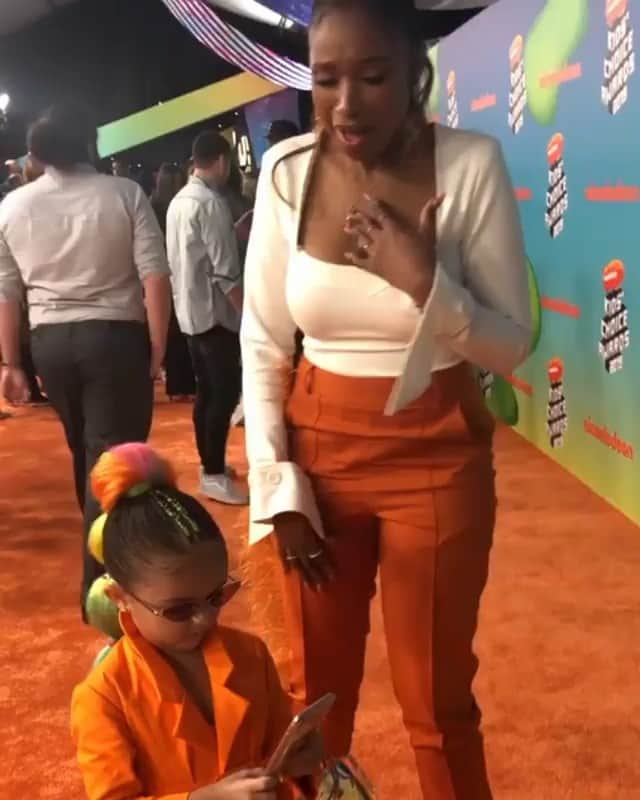 のインスタグラム：「And hands down my favorite @kidschoiceawards_2019 orange carpet moment goes to....... @taylenbiggs ! She took me up under and around !! Omg I’m a fan !」