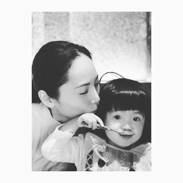 日高薫さんのインスタグラム写真 - (日高薫Instagram)「母が遊びに来てくれたので近所のステーキ屋さんへ💋🌸 #instagood #母 #ステーキ #娘ちゃん #肉食女子 #2歳 #女の子ママ #娘ラブ #❤️ #母フォト」3月24日 13時37分 - hidaka_kaoru_official