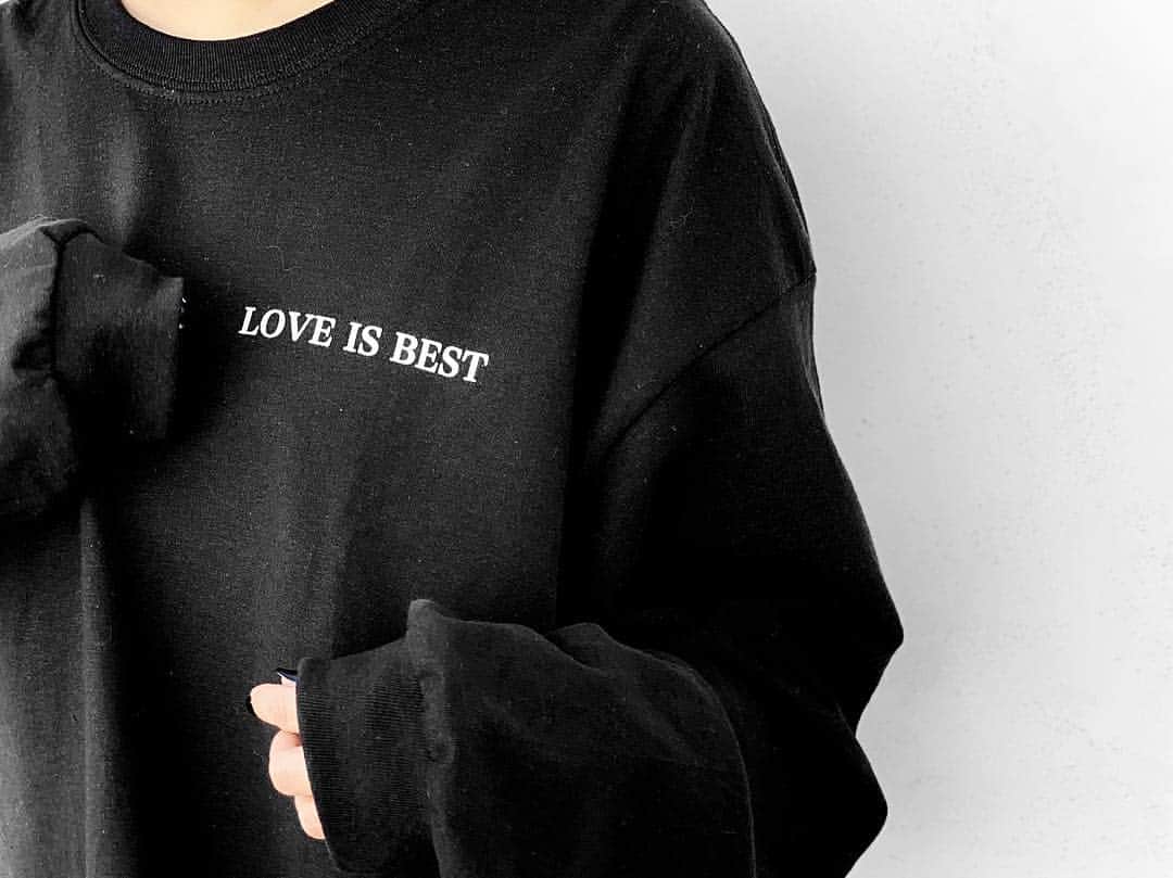lve_xxxxのインスタグラム：「.﻿ .﻿ @kanaa120 ﻿ 🏴K.APPDREL﻿ ﻿ ☑︎ Love is best Tee﻿ バックプリントも可愛さ💯な﻿ ロンT は昨日の捕獲品﻿ ﻿ (全身後ほど載せます🖤)﻿ ﻿ 絶妙なオーバー感と﻿ 袖が長めで、クシュっと感がたまらん🤤﻿ ﻿ #k #apparel #Loveisbest ﻿ #Tee #black #logo #🖤﻿ ﻿ ﻿」
