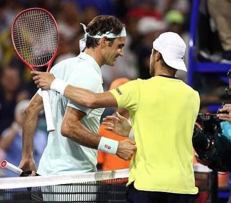 ラドゥ・アルボットさんのインスタグラム写真 - (ラドゥ・アルボットInstagram)「Tuff match today against @rogerfederer Interesting experience to play on a big court against a Legend. I gave my best and fought till the end.  @miamiopen」3月24日 13時31分 - radu.albot11