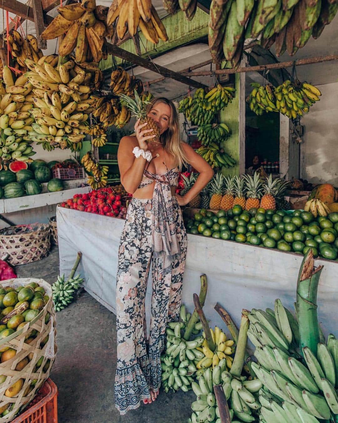 SPELLさんのインスタグラム写真 - (SPELLInstagram)「We’re na nas for this fruit stand 🍌🍌🍌 travelling babe @haylsa stopping for snacks in Bali wearing our Amethyst Palazzo Pants + Travel Scarf 🍍🍉」3月24日 13時36分 - spell