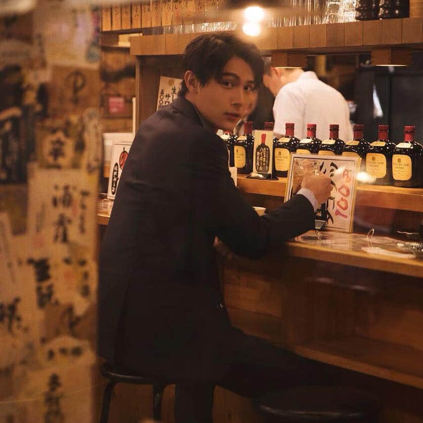 のインスタグラム：「発売中の5月号「飲む男。」企画より、中川大志さんのアザーカットを公開😍✨ 男らしい飲みっぷりと時折見せる愛らしい笑顔…イケメン×飲む姿の化学反応が止まらないっ😣💓 ぜひ本誌でも堪能してください！﻿ #cancam  #cancam5月号 #中川大志  #賭ケグルイ #飲む男 #ゴクゴク男子 #男の飲み姿」
