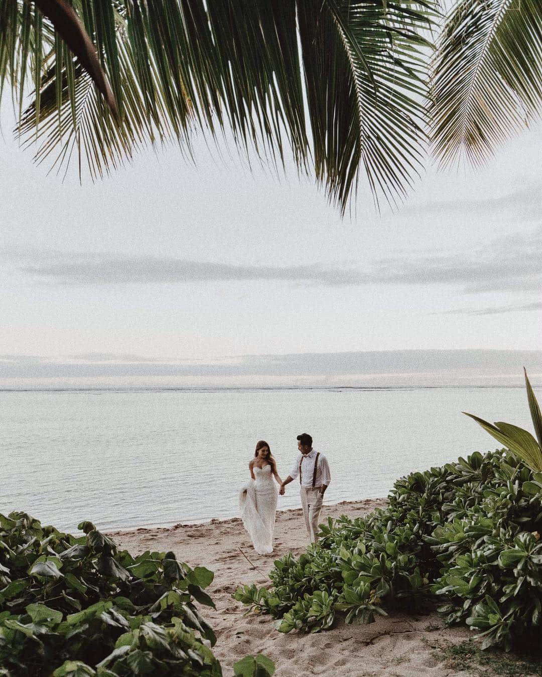 HARUEさんのインスタグラム写真 - (HARUEInstagram)「walk with dreams🌺 . 📷 by @mermaidlove808 . #harusakuweding #love #hawaii #wedding #couple」3月24日 13時44分 - harue0104