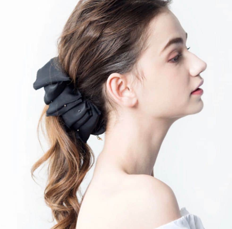 AngeBloomのインスタグラム：「再入荷しました‼️Ange Bloomの大人気商品、グレースサテンバナナクリップ BLACKが入荷♪ 注文頂いた方、お待たせしました🙇🏻‍♀️今週順次発送予定ですので楽しみにお待ちくださいませ🧡」