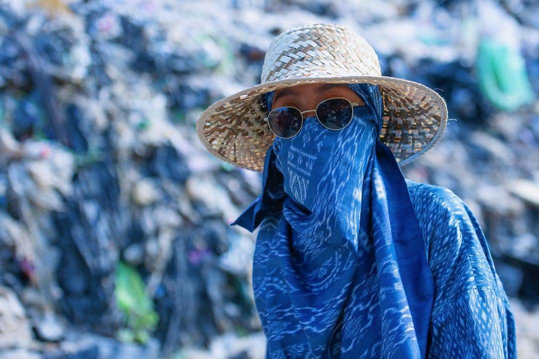 Amata Chittaseneeさんのインスタグラム写真 - (Amata ChittaseneeInstagram)「Landfill / บ่อขยะ เกาะเต่า ปริมาณขยะเพิ่มขึ้นมากกว่าปีที่แล้ว 2 เท่า ขยะมาจากไหนบ้าง -เทศบาลรวบรวมขยะมาจากทั่วทั้งเกาะและนำมาถมไว้ในพื้นที่ที่จัดสรรค์ไว้ เพื่อใส่ในเตาเผาขยะ แต่เตาเผาขยะมันชำรุด เลยต้องกองไว้ ค่อยๆขนออกไป -การท่องเที่ยวที่เน้นสะดวกและไม่ได้ใช้ผลิตภัณฑ์จากธรรมชาติ -คนที่อาศัยบนเกาะขาดความรู้ในการคัดแยกขยะ ไม่ได้ให้ความสำคัญหรือขาดการตระหนักรู้ถึงปัญหาในด้านนี้ -บริษัทผู้ประกอบการบางเจ้ายังใช้ความสะดวกสบายเป็นปัจจัยหลักอยู่โดยที่ไม่ได้ร่วมมือในการลดปัญหาเศษซากที่มาจากบริโภคนิยม -ร้านอาหาร เศษอาหาร -ลอยมาจากเกาะอื่น หรือพัดมาจากฝั่ง  โทษของขยะ -มลพิษต่อธรรมชาติ ทำลายสุขภาพของคน สัตว์ การเกษตร -ขยะเน่าเสียและส่งกลิ่นเหม็น -แหล่งเพาะเชื้อโรคและพาหะ -น้ำเน่าไหลลงมาขังบริเวณชุมชนรอบๆ ไหลซึมลงไปในพื้นดิน และแหล่งน้ำบาดาล -ขยะที่ไหลตามน้ำลงมา บางส่วนจบลงที่ทะเล -ทำลายระบบนิเวศทางทะเลและแนวปะการัง -การประมงลดลง เพราะห่วงโซ่อาหารหมด สารพิษไหลลงในทะเล ที่เข้าไปเจือปนในห่วงโซ่อาหาร -สารพิษเชื้อโรค โลหะหนัก micro plastic ขยะที่เรามองไม่เห็นมีอยู่ทั่วเลยในทะเล  ทำยังไงดี ? -อย่าเห็นแก่ตัว รักโลกมากขึ้น -ลดการเพิ่มขยะจากตัวเรา -รู้จักการแยกขยะให้ถูกวีธี -ลดใช้ Single use plastics -ใช้ผลิตภัณฑ์จากธรรมชาติมากขึ้น -หันมาใช้กระบอกน้ำแบบพกพา - มีพลังที่จะก่อให้เกิดความเปลี่ยนแปลง ทั้งตัวเอง ทั้งคนรอบข้าง จนขยายไปถึงสังคม - สนับสนุนการท่องเที่ยวเพื่อการอนุรักษ์ - อุดหนุนผู้ประกอบการที่รับผิดชอบต่อสิ่งแวดล้อม - ทำตัวเป็นตัวอย่าง be the change you want to see in the world - คิดถึงผลกระทบจากตัวเรา และลดเท่าที่มันทำได้ - และหวังว่าสักวันจะเกิด paradigm shift ที่ทำให้ conservation เป็นสิ่งที่อยู้ในหัวคนทุกๆคน อย่างที่ควรเป็น  ตอนนี้เรารู้แล้วว่า ขยะมาจากไหน โทษคืออะไร และควรทำยังไง แต่ขยะที่กองอยู่ที่นี้ละ.... #pearypiegoesgreen」3月24日 13時49分 - pearypie
