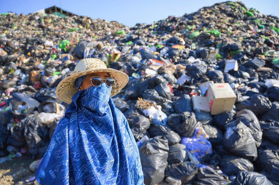 Amata Chittaseneeさんのインスタグラム写真 - (Amata ChittaseneeInstagram)「Landfill / บ่อขยะ เกาะเต่า ปริมาณขยะเพิ่มขึ้นมากกว่าปีที่แล้ว 2 เท่า ขยะมาจากไหนบ้าง -เทศบาลรวบรวมขยะมาจากทั่วทั้งเกาะและนำมาถมไว้ในพื้นที่ที่จัดสรรค์ไว้ เพื่อใส่ในเตาเผาขยะ แต่เตาเผาขยะมันชำรุด เลยต้องกองไว้ ค่อยๆขนออกไป -การท่องเที่ยวที่เน้นสะดวกและไม่ได้ใช้ผลิตภัณฑ์จากธรรมชาติ -คนที่อาศัยบนเกาะขาดความรู้ในการคัดแยกขยะ ไม่ได้ให้ความสำคัญหรือขาดการตระหนักรู้ถึงปัญหาในด้านนี้ -บริษัทผู้ประกอบการบางเจ้ายังใช้ความสะดวกสบายเป็นปัจจัยหลักอยู่โดยที่ไม่ได้ร่วมมือในการลดปัญหาเศษซากที่มาจากบริโภคนิยม -ร้านอาหาร เศษอาหาร -ลอยมาจากเกาะอื่น หรือพัดมาจากฝั่ง  โทษของขยะ -มลพิษต่อธรรมชาติ ทำลายสุขภาพของคน สัตว์ การเกษตร -ขยะเน่าเสียและส่งกลิ่นเหม็น -แหล่งเพาะเชื้อโรคและพาหะ -น้ำเน่าไหลลงมาขังบริเวณชุมชนรอบๆ ไหลซึมลงไปในพื้นดิน และแหล่งน้ำบาดาล -ขยะที่ไหลตามน้ำลงมา บางส่วนจบลงที่ทะเล -ทำลายระบบนิเวศทางทะเลและแนวปะการัง -การประมงลดลง เพราะห่วงโซ่อาหารหมด สารพิษไหลลงในทะเล ที่เข้าไปเจือปนในห่วงโซ่อาหาร -สารพิษเชื้อโรค โลหะหนัก micro plastic ขยะที่เรามองไม่เห็นมีอยู่ทั่วเลยในทะเล  ทำยังไงดี ? -อย่าเห็นแก่ตัว รักโลกมากขึ้น -ลดการเพิ่มขยะจากตัวเรา -รู้จักการแยกขยะให้ถูกวีธี -ลดใช้ Single use plastics -ใช้ผลิตภัณฑ์จากธรรมชาติมากขึ้น -หันมาใช้กระบอกน้ำแบบพกพา - มีพลังที่จะก่อให้เกิดความเปลี่ยนแปลง ทั้งตัวเอง ทั้งคนรอบข้าง จนขยายไปถึงสังคม - สนับสนุนการท่องเที่ยวเพื่อการอนุรักษ์ - อุดหนุนผู้ประกอบการที่รับผิดชอบต่อสิ่งแวดล้อม - ทำตัวเป็นตัวอย่าง be the change you want to see in the world - คิดถึงผลกระทบจากตัวเรา และลดเท่าที่มันทำได้ - และหวังว่าสักวันจะเกิด paradigm shift ที่ทำให้ conservation เป็นสิ่งที่อยู้ในหัวคนทุกๆคน อย่างที่ควรเป็น  ตอนนี้เรารู้แล้วว่า ขยะมาจากไหน โทษคืออะไร และควรทำยังไง แต่ขยะที่กองอยู่ที่นี้ละ.... #pearypiegoesgreen」3月24日 13時49分 - pearypie