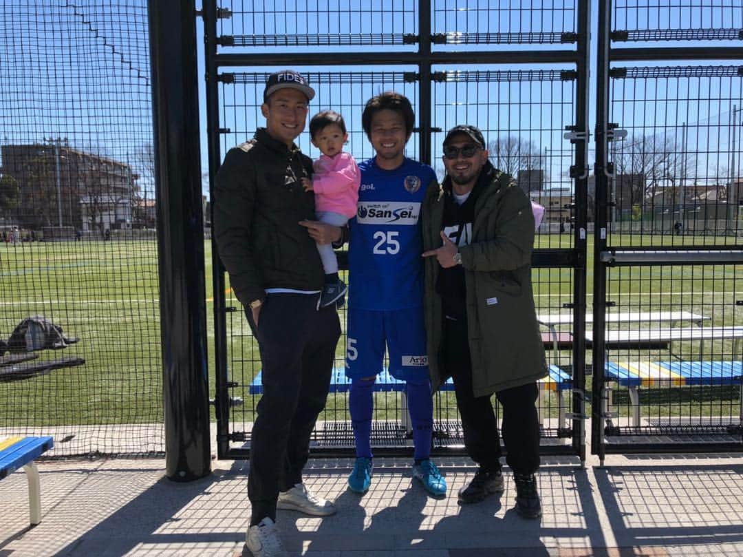 石井謙伍のインスタグラム：「今日はリーグの開幕戦でした！結果は残念ながら引き分けでしたが、都倉家族とゆうへいさんや、サポーターの方々、そしてコンサドーレや愛媛FCのサポーターの方々まで観に来てくれて、本当に嬉しかったです😭 ありがとうございました！もっとコンディションあげてチームに貢献出来るように頑張ります💪 #南葛sc #北海道コンサドーレ札幌 #愛媛fc #セレッソ大阪 #都倉賢 #村上萌 #長崎勇平 #葛飾区からjリーグへ」