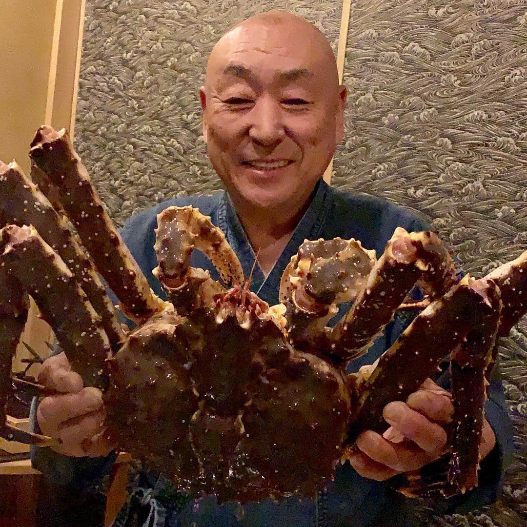 亜里沙さんのインスタグラム写真 - (亜里沙Instagram)「Best #crab ever in my life‼︎ #🦀 It's worth going to #hokkaido for this amazing performance!!!❤️ ここで生まれて初めて #蟹 を食べた... と言っても過言ではないほど感動🙏😫💕 （いくらごはんもNo1） #活カニの花咲 #大将 #札幌 #北海道 #日本  #sapporo #Japan」3月24日 13時56分 - alisa_0302