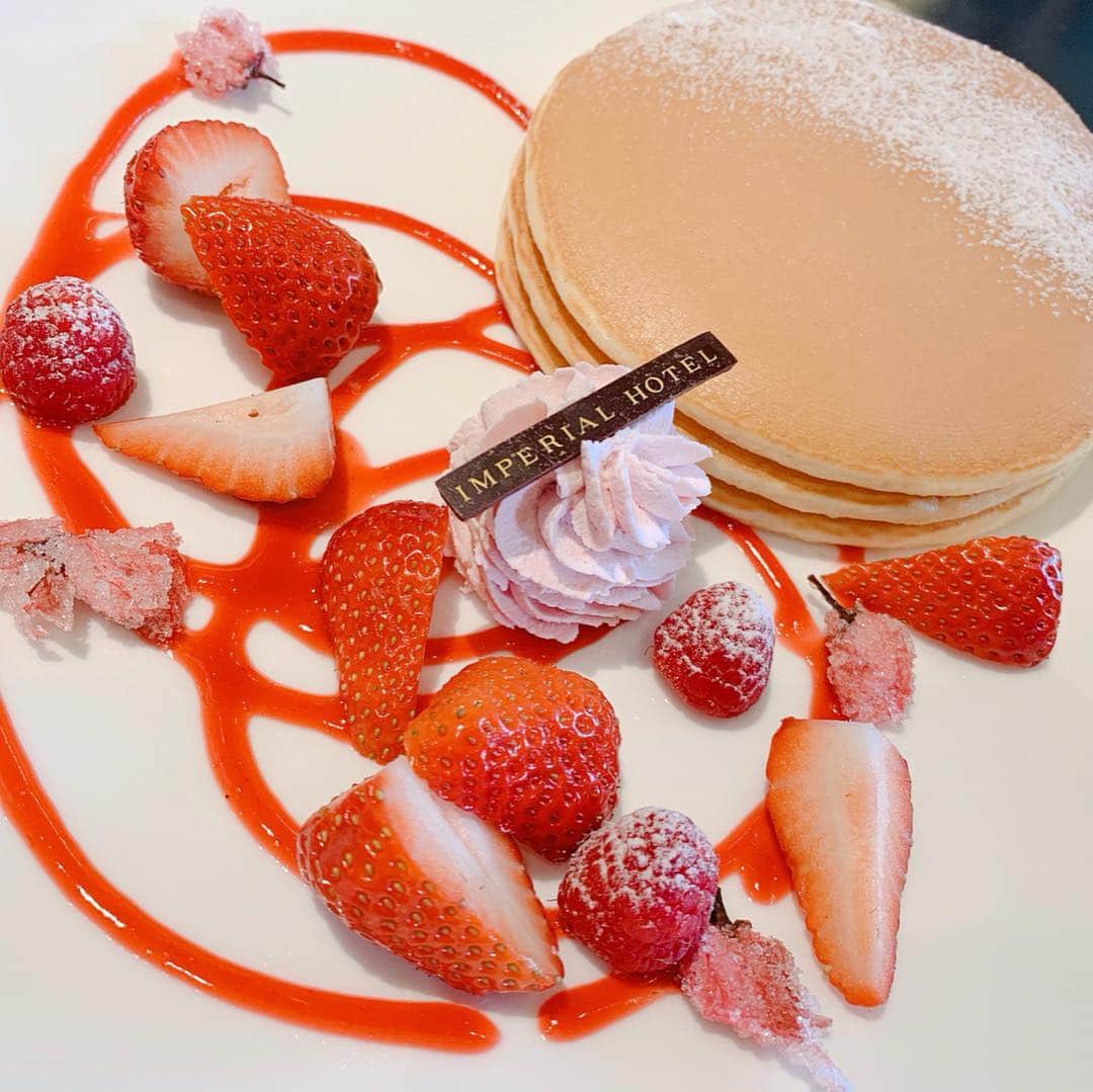 澤野井香里さんのインスタグラム写真 - (澤野井香里Instagram)「#帝国ホテル大阪 #カフェクベール の『桜🌸と苺🍓』をテーマにした新メニューのパフェとパンケーキを試食しにSくんと行ってきました(*´꒳`*) ﻿ ﻿ 甘酸っぱい苺にふんわり香る桜のジュレやシャーベット、1パック以上使われている程、中から大きな苺🍓がゴロゴロとたくさんでてきて、サクサクメレンゲもマッチして美味しい〜💕 ﻿ ﻿ 帝国ホテル伝統のフワフワパンケーキも苺ソースに桜クリームに春を味わえる一皿😍﻿ ﻿ ゆっくり味わいたいのに横からSくんがすごい勢いでつっついてきてほとんど取られてしまった😂✨ ﻿ ﻿ 帝国ホテル横の川沿いは桜並木の絶好のお花見スポットなので、お花見がてらまたゆっくり来たいな🌸﻿ ﻿ #kaoris_son #kaoris_son_2019  #ks_osaka✨ #ks_19✨ #ig_kids #関西^_^ #京都ママ #👶 #男の子ママ #女の子ママ #ママライフ #小さな彼氏s #大阪 #桜ノ宮 #大阪グルメ #大阪カフェ #大阪スイーツ #2歳 #2歳10ヶ月」3月24日 13時53分 - kaori_sawanoi