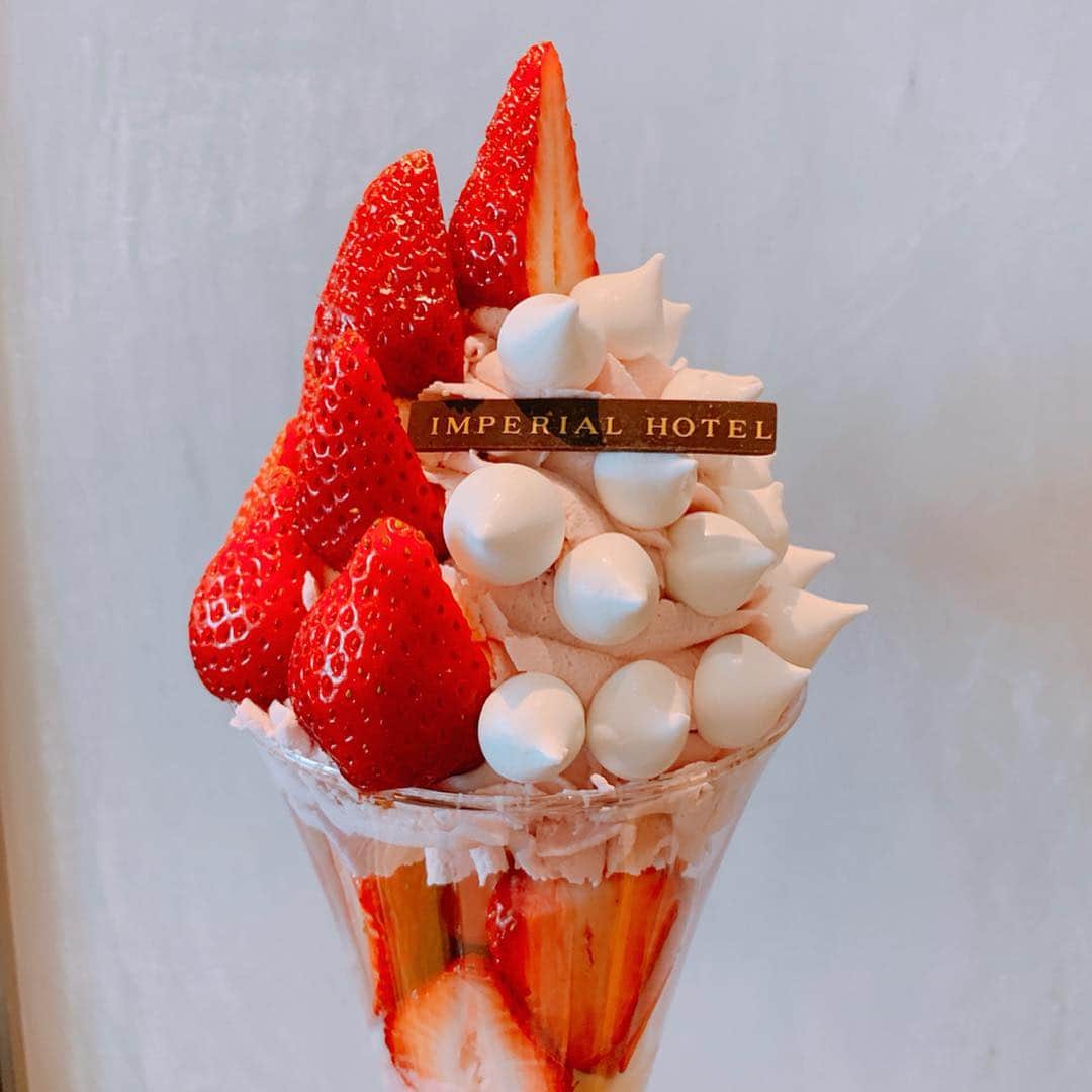澤野井香里さんのインスタグラム写真 - (澤野井香里Instagram)「#帝国ホテル大阪 #カフェクベール の『桜🌸と苺🍓』をテーマにした新メニューのパフェとパンケーキを試食しにSくんと行ってきました(*´꒳`*) ﻿ ﻿ 甘酸っぱい苺にふんわり香る桜のジュレやシャーベット、1パック以上使われている程、中から大きな苺🍓がゴロゴロとたくさんでてきて、サクサクメレンゲもマッチして美味しい〜💕 ﻿ ﻿ 帝国ホテル伝統のフワフワパンケーキも苺ソースに桜クリームに春を味わえる一皿😍﻿ ﻿ ゆっくり味わいたいのに横からSくんがすごい勢いでつっついてきてほとんど取られてしまった😂✨ ﻿ ﻿ 帝国ホテル横の川沿いは桜並木の絶好のお花見スポットなので、お花見がてらまたゆっくり来たいな🌸﻿ ﻿ #kaoris_son #kaoris_son_2019  #ks_osaka✨ #ks_19✨ #ig_kids #関西^_^ #京都ママ #👶 #男の子ママ #女の子ママ #ママライフ #小さな彼氏s #大阪 #桜ノ宮 #大阪グルメ #大阪カフェ #大阪スイーツ #2歳 #2歳10ヶ月」3月24日 13時53分 - kaori_sawanoi