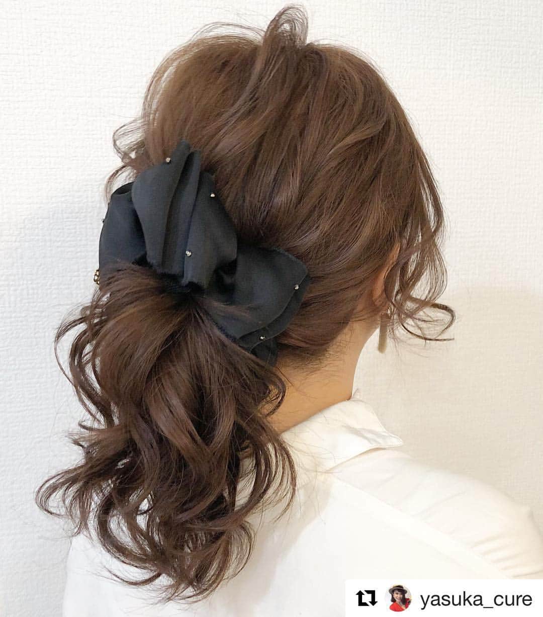 AngeBloomのインスタグラム：「thanks🧡 @yasuka_cure 様 大人気のこちらの、グレースサテンバナナクリップBLACK再入荷しました！ 誰でもさっとヘアアレンジがお楽しみいただけますので、ぜひ🧡 ・ @yasuka_cure 様ありがとうございます😊💕 ・・・ @angebloom_official  さんから素敵なプレゼントが♡  バナナクリップ♡ 可愛い😍✨バナナクリップだと逆毛を入れなくても簡単にボリュームが出るのでオススメです♪  バナナクリップって苦手な形のものが多いんだけど、こちらはプラスチックの部分が全く見えないし とてもお上品で可愛かったです♡  @angebloom_official  さんありがとうございました♡  #angebloom#アンジェブルーム#バナナクリップ#ヘアクリップ#簡単ヘアアレンジ#ヘアアレンジ#ヘアアクセサリー」