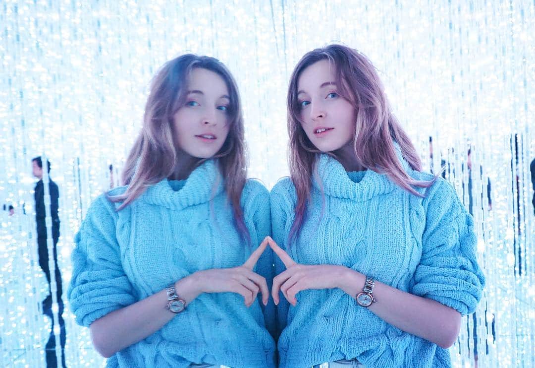 のインスタグラム：「リサとサリです！ ずっと双子の姉妹を欲しくて、子供の時、お母さんにお願いしていた笑 双子座からかな？♊️ ちなみに日本語では双子がお互いことをどう呼びますか？姉妹の場合、姉と妹？でもどっちか姉、どっちか妹、、どうやって決めるんでしょう？ #双子 #teamlab #teamlabborderless」