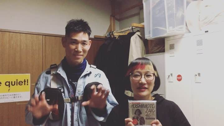 のインスタグラム：「#吉本坂46  個別ジャケットCD売上結果発表までいよいよあと残り1週間。 ・ HGさんは前にパワー☆プリンというコント番組をやらせていただいてた時、「毎週見てるで😄」と声をかけていただき、今は テレビ東京の #吉本坂46が売れるまでの全記録  を「毎週見てるで😄」と声をかけてくださいます。後輩が出てるものをこんなに毎週見守ってくださる方っているでしょうか、、ずっと優しいHGさん、、✨✨POP MONSTERの曲も凄く好きだと言ってくれました、、歌詞は違いますけど、、🙅‍♀️ ・ 3/31にCD売上結果が出ます！ネットや店頭で買ってもらう場合は29日まで買ってもらえば枚数が反映されるみたいです！一つでも二つでも上の順位でゴールしたい🏃‍♂️ ・  #吉本坂46  #レイザーラモンHG #スパイク松浦」