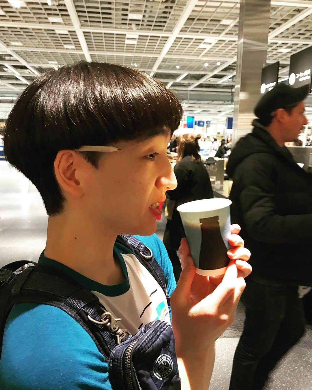 ソーズビー航洋さんのインスタグラム写真 - (ソーズビー航洋Instagram)「なかなかここまでオカッパが目立つ写真もなくってよ #ikea  #coffee  #激安」3月24日 14時06分 - cameron.soesbe