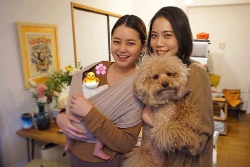 松山愛里のインスタグラム：「セシル @cecil_lu の赤ちゃんに会いに行ってきました🤱💕 産まれてすぐに会ってから以来だったのだけど、すくすく成長していて、るーさんがそのままちっちゃくなったような可愛さ☺️🌸おばちゃんメロメロでした💓 いつも癒してくれるとっちゃん🐶新しく家族が増えたことでお兄ちゃんになってる気がしたよ♩ 母子共に健康なことがなにより！安心しました😇🌟 東京の家族である、るーさんの母になった姿を見て、 幸せな気分になり涙が出そうになったのはここだけの話、、😌😊✨ プレゼントした、コニー @konny.jp の抱っこ紐🐧 想像以上に喜んでくれて☺️とっても嬉しい☺️！ 選んだベージュの色が私ととっちゃん含め、コーディネートしたかのような組み合わせに😂さすが笑 たくさん使ってね❤️おめでとう🤱🌸#ルゥアイリーン」