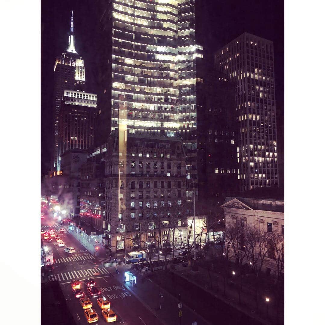 マキ・コニクソンさんのインスタグラム写真 - (マキ・コニクソンInstagram)「寝られん。まさに Sleepless in New York.... #旅のおすそ分け🤙🏼 #Empire State Building & Yellow Cab 🚕」3月24日 14時10分 - makikonikson