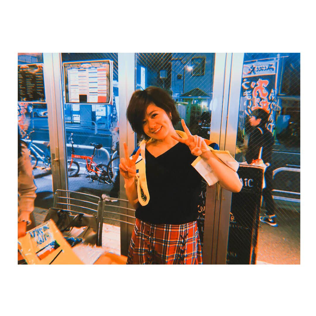 のインスタグラム：「おっハロー💗💗💗 ❤︎ ❤︎ 先週にちようび、FANTASY TOWN下北沢モザイク、遅くなりましたが来てくれた皆様ありがとうございました‼︎ 曲間でも言ったけど、この日のことを忘れない😤 声が無くなっても心がここにある以上鳴り止みません。 次回ライブはフルボリュームで挑みます‼️ ❤︎ ❤︎ 【次回ライブ】 『DRESS UP !!』 日程：4月10日（水） 会場：下北沢ReG 出演：LAZYgunsBRISKY / OWLscroll / AIMI / THE SIXTH LIE / (Party Starter)STEP UP BOYS(ｶﾘ) 前売り￥2,500-（ドリンク別）/当日￥3,000-（ドリンク別） OPEN：18:00 START：18:30  チケット： ◆e+ https://eplus.jp/sf/detail/2886040001-P0030001 ◆下北沢ReG店頭販売 / 予約 ◆出演バンド取り置き可  #AIMI#FANTASYTOWN#スタマリ #下北沢#singersongwriter」