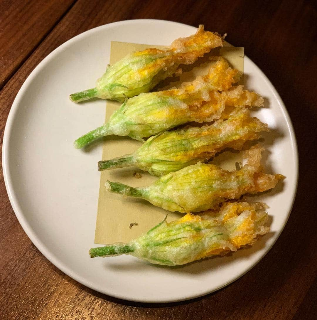 DOMINIQUE ANSEL BAKERYさんのインスタグラム写真 - (DOMINIQUE ANSEL BAKERYInstagram)「The lightest sfincione (think: almost angel food cake in texture), followed by the brightest zucchini blossoms filled with melting ricotta, and then tortellini (filled with prosciutto and mortadella and covered with black truffles). It’s wonderful to see the work of chef @evanfunke and his team @felixlosangeles - who deliver. Every. Time.」3月24日 14時22分 - dominiqueansel