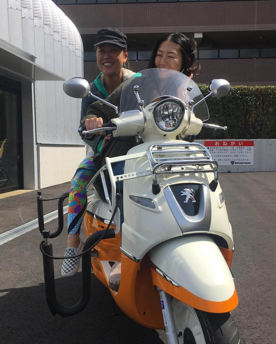 Leyonaさんのインスタグラム写真 - (LeyonaInstagram)「日曜日は15:20よりFM ヨコハマ RIDE ON! 📻  片倉町にあるマルトミサイクルス へ電動自転車試乗しに🚲 このサーフキャリア付きプジョーも 可愛いなあ❤️ *  #丸富オート #rideon #電動自転車クルージング」3月24日 14時17分 - leyonababy