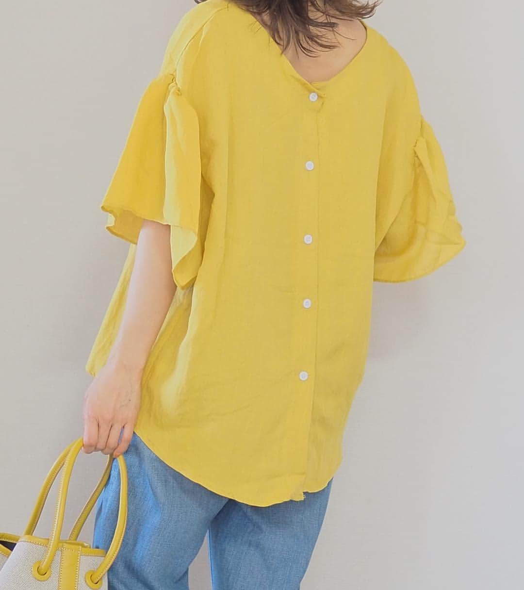 田中亜希子さんのインスタグラム写真 - (田中亜希子Instagram)「今日はお天気が気持ち良いですね！ 卒園の記事にメッセージ、コメントをありがとうございました😊  @fifth_store の#vネックフレアスリーブブラウス イエローを着てみました。 動くと花びらのように重なる袖が春らしいです。 落ち着いたイエロー合わせる色で雰囲気の違いを楽しめます。ベージュと合わせるとナチュラルに、デニムと合わせると 元気に、ブラックで合わせるとシックに。  後ろのボタンも可愛いです＾＾ #プチプラ#プチプラコーデ#fifth#fifthtl#フィフス#低身長#低身長コーデ #低身長ファッション #おちびの輪 #シンプル#イエロー」3月24日 14時17分 - akiico