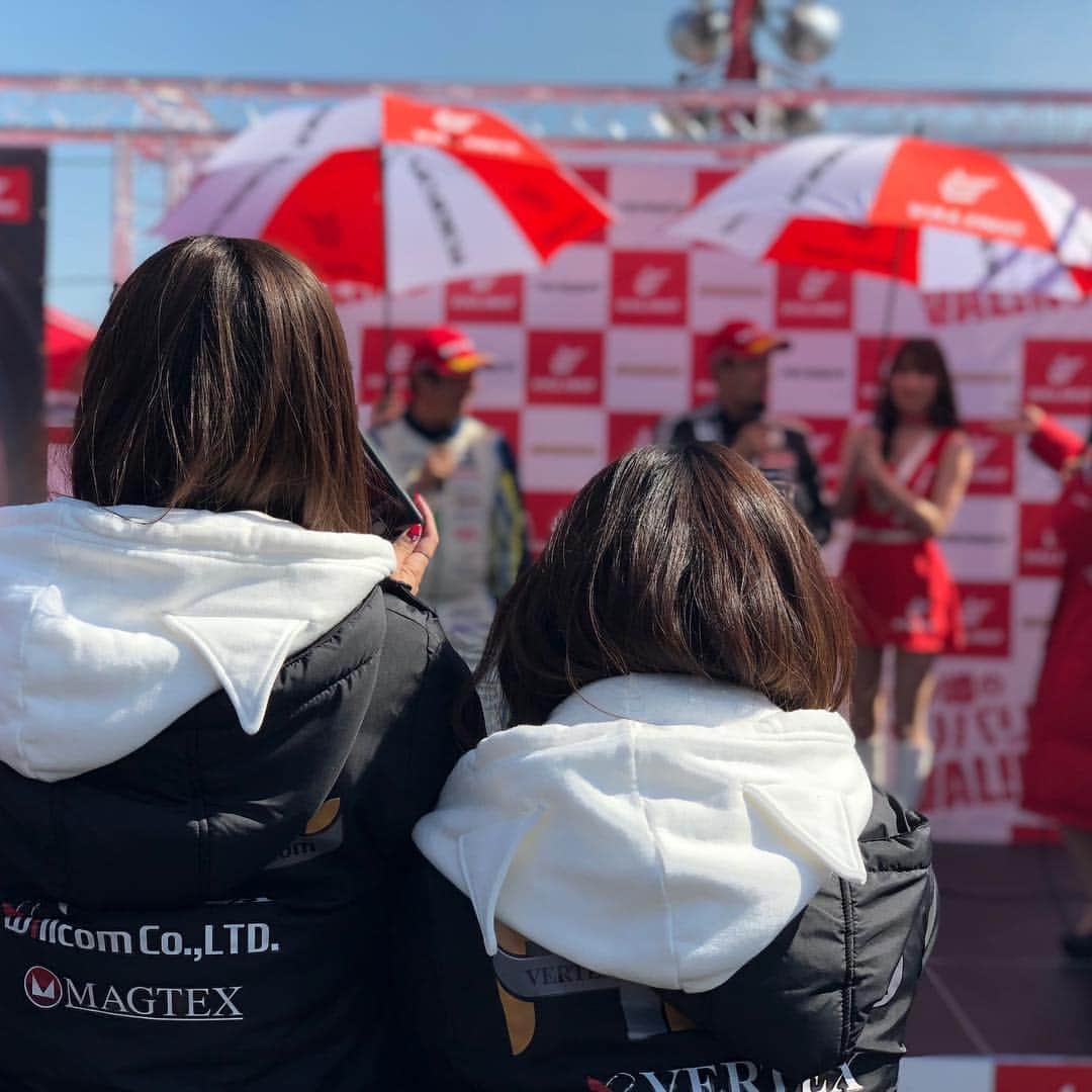 小野さゆりさんのインスタグラム写真 - (小野さゆりInstagram)「バリノタイヤのトークショーうえちんを３猫で応援してたら、 ステージに上がってバリノタイヤのポージングをやったよ(*⁰▿⁰*) #バリノタイヤ #Ｄ１GP #vertex #ヴェルテックス #日本 #teamvertex [Event] D1 GRAND PRIX SERIES2019 [Car] #Toyota #Soarer [Team] VERTEX T&E Co.,Ltd (株式会社ティーアンドイー） [Major Support] Valino Tires International #D1GP #Drift #drift #ドリフト #日本 #JAPAN #猫耳パーカー #race #d1gp」3月24日 14時18分 - sayuriono0301