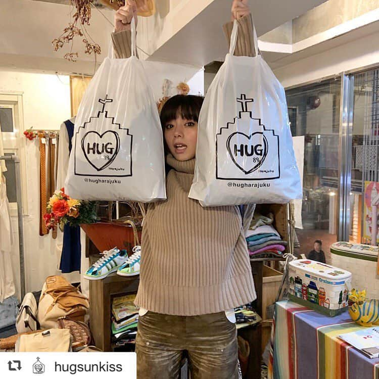 hugharajukuさんのインスタグラム写真 - (hugharajukuInstagram)「姉妹店のHUGsunkissに池田エライザちゃんがご来店してくださいました❣️ #repost @hugsunkiss via @PhotoAroundApp  テレビや映画、雑誌で大活躍中の#池田エライザ  ちゃんがご来店💕💕 今度は映画監督もするみたいでとっても楽しみです！ ギターも弾いたり歌もとっても声も素敵で本もたくさん読むみたいで趣味も多く多才なので女子からしても見習うところがたくさん🥰 映画もドラマも新しく始まるので観に行かなきゃですね！ . ファッションも古着も大好きで今回も沢山の春アイテムをゲットしてくださいました！！ . お忙しい中、来ていただきありがとうございます😊😊😊 なんでも似合うエライザちゃん！お洋服も嬉しそうでした🙆‍♀️💕 可愛すぎるっ😭💕 . @elaiza_ikd エライザちゃんのigも要チェックです！！ . #二つの祖国 #リング #映画 #ドラマ #HUGSUNKISS #ハグサンキス #HUG2号店 #原宿古着屋 #東京 #原宿 #表参道 #ヴィンテージショップ #ヴィンテージファッション #古着 #古着屋 #おしゃれさんと繋がりたい #l4l #f4f #原宿駅から徒歩7分  #芸能人 #モデル #かわいい #オシャレ お問い合わせはコチラまで！ 📩→hug.89.n@gmail.com ※当アカウントに掲載されている画像等の無断転載はご遠慮下さい。」3月24日 14時18分 - hug_sunkiss