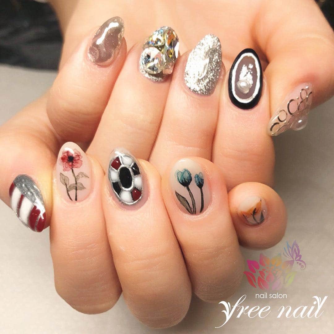 free nail フリーネイルのインスタグラム：「. お客様ネイル💅🏻🍀✨ . アシンメトリーネイル⚛️✨ . こだわりアートがたっぷり🌷💠✨ . ご来店ありがとうございました🙇🏻‍♀️🙇🏻‍♀️🙇🏻‍♀️💗 . #ネイル #フリーネイル #ネイルアート #ジェルネイル #ネイルサロン #大阪ネイルサロン #ネイルデザイン #ネイルチェンジ #アシンメトリーネイル #水彩ネイル #フラワーネイル #グリッターネイル #ビジューネイル #シルバーネイル #ミラーネイル #デザインネイル #シンプルネイル #トレンドネイル #こだわりネイル #春ネイル #スプリングネイル #美甲 #日式美甲 #springnails #nailsart #nailsalon #nailsdid #newnails #newnail #freenail」