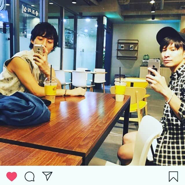 JONTEさんのインスタグラム写真 - (JONTEInstagram)「食事会🎶 新しいメンバーの佐久間雄生くん🎶 ゆじろと丹羽氏🎶2枚目のゆじろとは韓国にキンキーブーツを観に行った時の懐かしい写真🎶若笑 #kinkybootsjp #kinkyboots」3月24日 14時23分 - jtfav