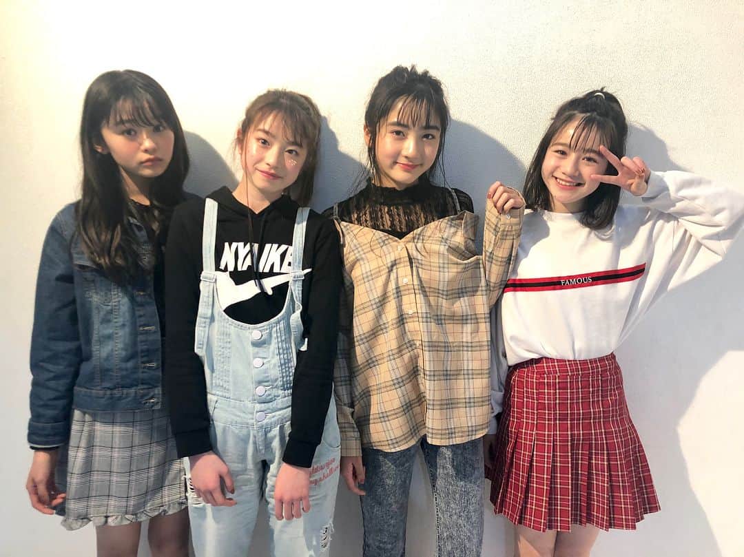 ニコ☆プチのインスタグラム：「🖤🖤🖤🖤 チェックとデニムがお好きなもよう🤔💭 . . #みんな私服  #藤村木音  #葛西杏也菜  #石山えこ  #琴楓 #あやなのパーカは #ニャイキなんだよ🐈💓」
