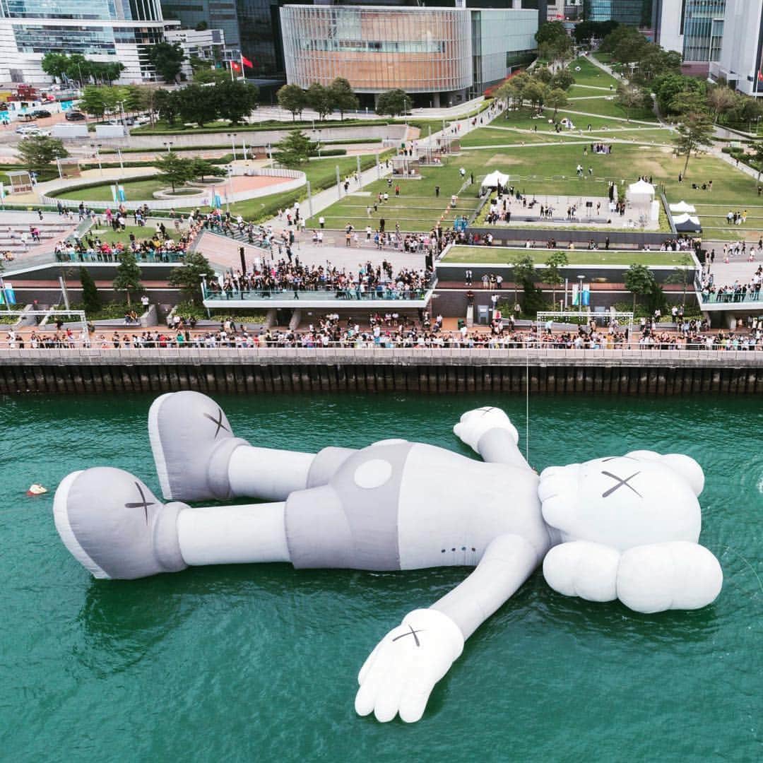 KAWSONEさんのインスタグラム写真 - (KAWSONEInstagram)「Thank You @asiamiles !! #Repost @asiamiles ・・・ KAWS:HOLIDAY HONG KONG, organised and curated by AllRightsReserved, proudly presented by Asia Miles, has finally arrived at Victoria Harbour! . From now until 31 March, take a closer look at KAWS colossal artwork when you pass by the Central & Western District Promenade – Central Section. . #AsiaMiles20th #LifeRewarded #HappyMomentsEverywhere #KAWSHOLIDAY #KAWS #AllRightsReserved」3月24日 14時28分 - kaws