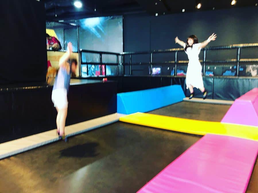 のインスタグラム：「汗酷い💦 凄い運動量‼️ 大人も子供も楽し過ぎる . .  #bouncethailand  #emporium  #jumping  #bkk #thailand  #トランポリン  #ムササビ  #バンコク #エンポリアム」