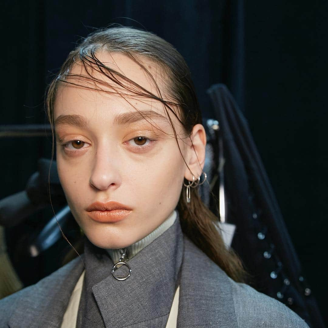 資生堂 さんのインスタグラム写真 - (資生堂 Instagram)「Tokyo Fashion Week  ANEI @anei_official  #tokyofashionweek #aw19  backstage hair and makeup  by @shiseido_hma  #headmakeupartist by #ainieda  #headhairstylist by @junnakamura24  #photo by @hanamiisuzukii  @shiseido  #beautyreimagined  #visiblefeelsinvisible  @shiseidopro_jpn  @shiseidopro_official  #shiseidoprofessional  #backstagemakeup  #backstagehairstyle  #fashion #fashionphotography  #fashionweek」3月24日 14時33分 - shiseido_hma