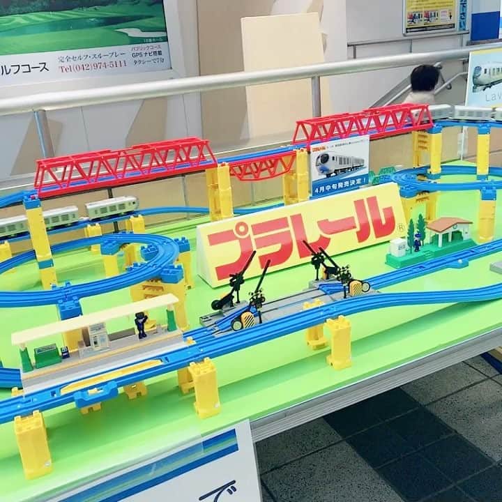 のインスタグラム：「池袋で大好きなLHASAホットヨガしてきたよ〜！ 気持ちもカラダもリフレッシュして超〜いい気分なのだ💖 アレ？ホットヨガした後、マスクしてないしくしゃみ🤧も出ないし、鼻も通ってる👃🌟！ 花粉症が飛んでったぞ〜〜🤗 飯能駅🚉着いたらプラレールが展示してあって、息子がいないのにテンション上がる⤴️母😂気持ちを抑え動画を撮りました(^^)💖 #hotyoga #lhasa #佐藤康恵 #さとうやすえ #yasuesato #mama #二児の母 #model #actress #jewelry #jewelys #hanno #プラレール」