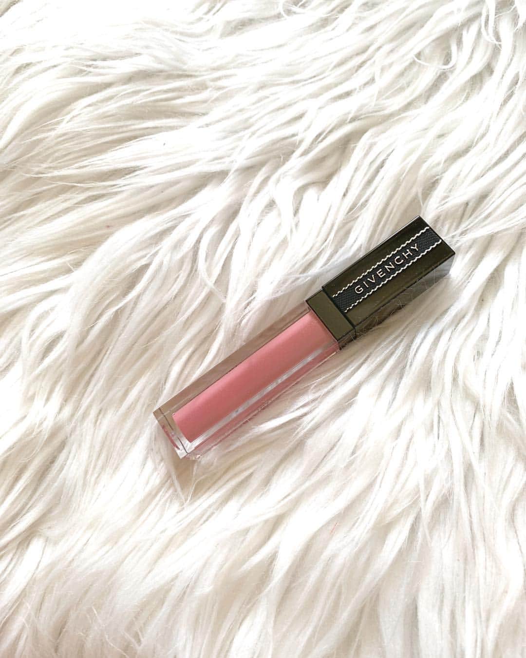 のインスタグラム：「New one💋 ・ GIVENCHY♡  No.07 ・ 先日行ったISETAN MIRRORで 春グロスGet✨ ・ 実際につけた色味が血色がよくて自然なラメも可愛かったからこれにした💓」