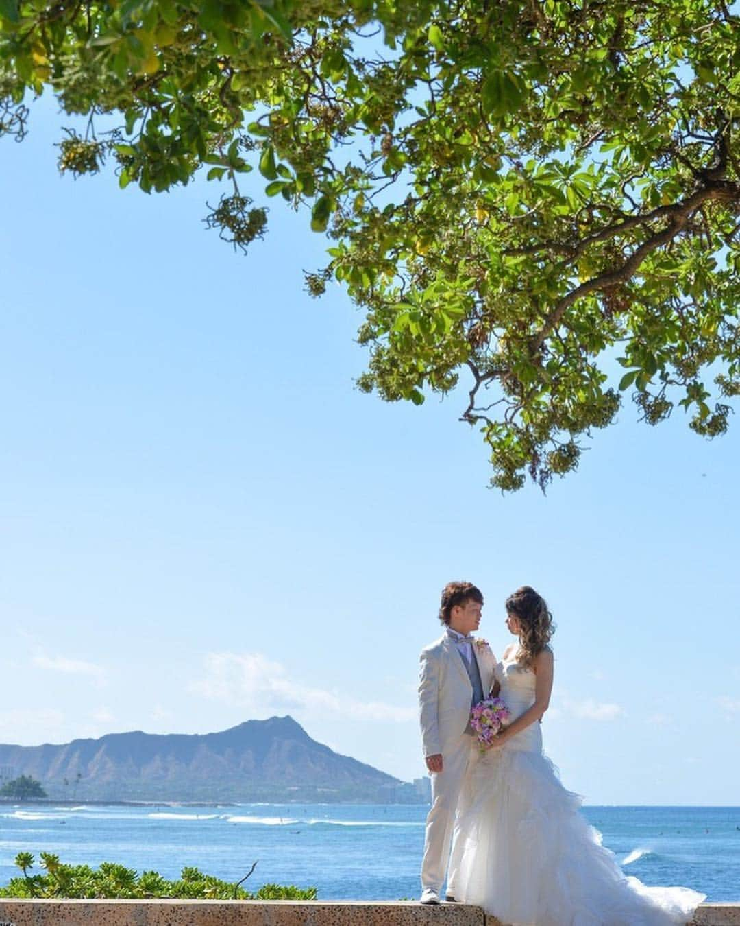 ウェディングカフェ/結婚式場無料紹介/富山・高岡・金沢・福井さんのインスタグラム写真 - (ウェディングカフェ/結婚式場無料紹介/富山・高岡・金沢・福井Instagram)「「一生の思い出  ハワイ至福のロケーションフォト🏖🐠☀️✨」﻿ ﻿ ﻿ スタッフの姪っ子さんがウェディングカフェにてご相談。「ハワイで挙式して、写真を撮りたい」とご希望でした✨✨﻿ ﻿ 新郎さま180cm以上、新婦さまも170cm以上と長身で、モデル級のスタイルのお二人❤️﻿ スタイルの良さを活かした、軽やかで裾がボリュームのある華やかなマーメイドがとてもお似合いになりました❁❁❁﻿ ﻿ ﻿ どこまでも続く青い海、青い空、ハワイらしい最高のお天気の中、大階段やリムジンなど、フォトジェニックなロケーションフォトになりました✨﻿ ﻿ 「ハワイの大自然と幸せなエネルギーを全身で感じました😊」﻿ ﻿ 「ハワイでの至福のロケーションで幸せいっぱい！一生の思い出になりました✨」﻿ ﻿ ﻿ #ウェディングカフェ#ウエディングカフェ#weddingcafe#海外ウェディング#リゾートウェディング#resortwedding#結婚式#披露宴#ハワイウェディング#ハネムーン#フォトジェニック#写真#フォトツアー#金沢#石川県#金沢市#小松市#白山市#野々市市#かほく市」3月24日 14時40分 - kanazawa.weddingcafe