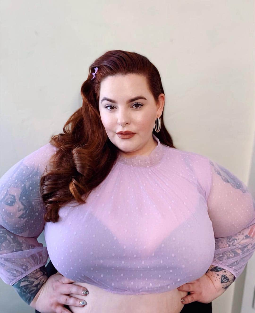 テス・ホリデーさんのインスタグラム写真 - (テス・ホリデーInstagram)「Top is @fashionnovacurve 💟  Hi 👋🏻 My anxiety is so bad & my depression is barely manageable but sometimes you just have to put on some lipstick, throw some butterfly clips in your hair & be the cute bitch you are. 💜 🦋 #ad」3月24日 14時40分 - tessholliday