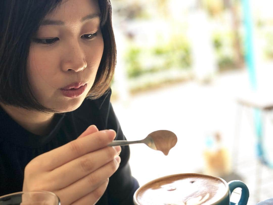 下平夏奈さんのインスタグラム写真 - (下平夏奈Instagram)「私の趣味のひとつ✨ 【カフェ巡り】 . 開放感のある ゆったりと落ち着いた雰囲気の カフェがすきです。 . お仕事の打ち合わせや、集中して作業に取り組みたいとき。 友達と長い時間お話をしたいとき。 時には、店員さんに会いにカフェに行くことも♪ . 先日、ある方から 【不平等こそが平等】という 面白い話をお聞きしました。  みなさんが考える平等とはなんですか？  世間一般的に考えると、 誰に対しても分け隔てなく対応をすること だと、おもいます。  たしかに大事なことです。 でもその優しさは本当の優しさですか？ . . 例えば、自分の悩みや解決したいことを ①いつも自分のことのように一緒に考えて行動してくれる人 ②時々連絡をくれて、相談にのってくれる人。 ③相談をしても返信がなくて、その人のタイミングで連絡をくれるひと。  が、いたとします。 逆に、あなたに3人から同じタイミングで連絡が入り、 悩みを聞いてほしい。 一緒に解決してほしいと 相談されたとします。 あなたは、何番の人を優先させますか？✨ ということです。  それぞれ回答はあると思いますが、 私は、①の人の悩みを優先して 聞きたいとおもいます!! . . これはサービス業でも 似たようなことがあるという話を お聞きしました。 . ◇飛行機の料金にも エコノミークラス ビジネスクラス ファーストクラス  がありますよね？ 料金が違うのに、同じサービスや待遇だったとしたらどうですか？ . . ◇小学生からずっとサッカー一筋で、誰よりもサッカーに人生をかけて練習に取り組んでいた人と、小学生から自分の好きな時間に好きなものを食べて、恋愛もして、友達と遊んで来た人が誰でもプロサッカー選手になれたとしたら。。。 . . わたしは、 人生をかけて何かに打ち込み 一生懸命頑張っている人や 怪我を乗り越えてプレーしている人、 チームのために頑張った人が 相応の対価を受けること、 評価を受けることが凄く大切だと思います!! . 誰にでもいい顔をする八方美人ではなく、 自分の大切な人を大切にする心。 自分の信念を持ち、ふぁいとしている方を 今後、応援していきたいし、 自分自身もそうありたい！と思っています✨  #スポーツ #アスリート #セカンドキャリア #繋ぐ #想い #下平夏奈 #スポーツ女子 #出張バレー教室 #バレー教室 #グルメ女子 #food #cafe #tokyo #coffee #yell #sports #training」3月24日 14時56分 - kana0412.sss