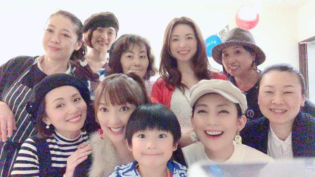 山田まりやさんのインスタグラム写真 - (山田まりやInstagram)「39歳のお誕生日会🎉🎂🥂🎁愛するお友達たちに囲まれて😂🙌♥️♥️♥️✨✨✨ ・ #田中美里 ちゃん🧡 @misatotanaka77  #楊原京子 ちゃん💜 @kyoko.yanagihara  #ビューティーフード 研究家 #室谷真由美 ちゃん💚 @muroya_mayumi  @feltico_jun 💛 @kurorin77 💙 @mayumi_mitogawa ❤️ @klasina_vegantokyo 💝 もう16年#hairmake を担当してくれている棚ちゃん💕 #ムネくん 💖 ・ 集合写真の時に必ず目を瞑ってしまう常習犯のwww クラッシーと黒ちゃんが 珍しく目を開いてて成功した 奇跡的な写真🤣www ・ みんなが自分の為に スケジュールを調整してくれて、 自分の事を想いながら プレゼントを用意してくれて、、、 うれしいよ〜😂💕💕💕 ・ 私が健やかな心と身体で 色んな事が起きても 柔軟に笑顔で笑い飛ばせて 前に進む事が出来ているのは 大好きなみんなのお陰です😂🙌♥️✨ ・ 私もいつも大好きなみんなの幸せを祈っているよ😘💓✨ ・ いつもInstagramを見て気にかけてくれている皆様の幸せも😊♥️♥️♥️ ・ 至らないところだらけの私ですが😅 今後とも精進して参りますので😆 末永〜いお付き合い宜しくお願い致しま〜す😆🙏♥️♥️♥️」3月24日 15時05分 - mariya.yamada