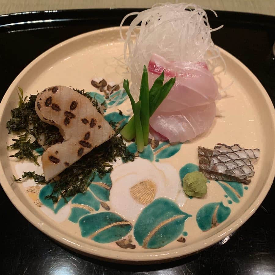 神田うのさんのインスタグラム写真 - (神田うのInstagram)「椿💕 素晴らしい日本料理を学びながら食する事を楽しんでおります💗 #椿#camellia#美しい#日本料理#仏足#footprints#japanesefood#銀座#ginza#大夢 さん」3月24日 15時05分 - unokandaofficial